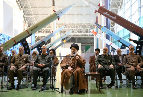 עלי חמינאי בתצוגת נשק איראנית (צילום: רויטרס)