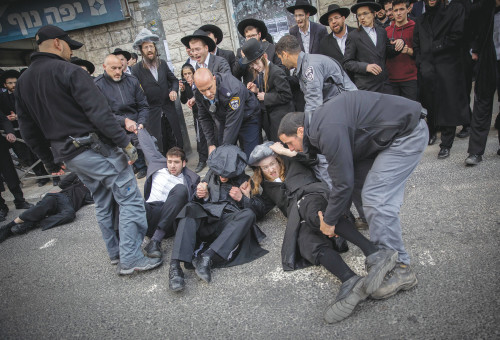 חרדים מפגינים נגד גיוס  (צילום: חיים גולדברג פלאש 90)