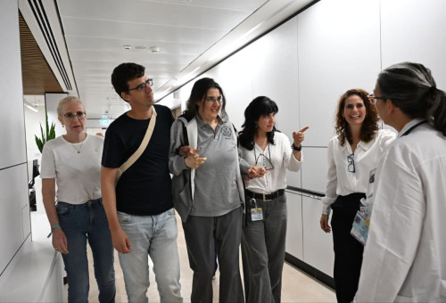 אליזבת צורקוב עם משפחתה בבית החולים תל השומר (צילום: רונן חורש, לע"מ)