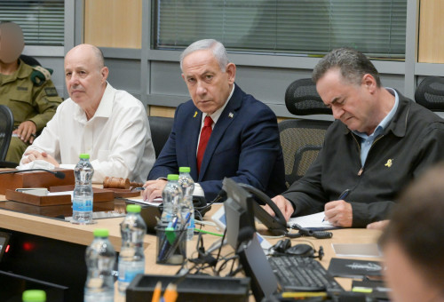 ראש הממשלה בנימין נתניהו עם שר הביטחון ישראל כ"ץ וראש המל"ל צחי הנגבי (צילום: מעיין טואף, לע"מ)