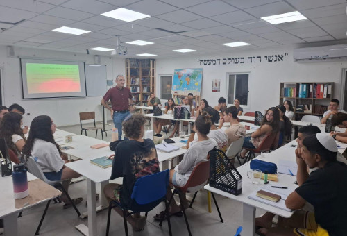 ראש מנהלת תקומה, אביעד פרידמן, במכינת נחל עוז (צילום: מנהלת תקומה)