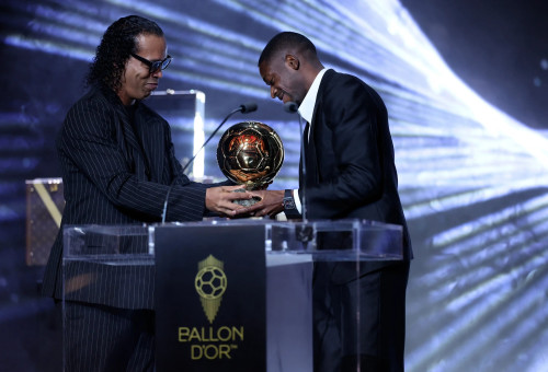 שחקן פריז סן ז'רמן עוסמאן דמבלה זוכה בכדור הזהב, ומקבל את הפרס מידי רונאלדיניו (צילום: GettyImages, FRANCK FIFE/AFP)