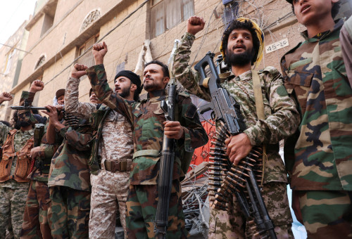 חות'ים בצנעא לאחר תקיפה ישראלית (צילום: רויטרס)