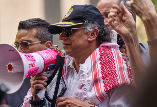 נשיא קולומביה גוסטבו פטרו נואם בהפגנה פרו פלסטינית מחוץ לאו"ם (צילום:  REUTERS/Bing Guan)