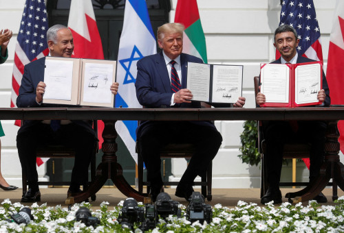 עבדאללה בן זאיד, דונלד טראמפ ובנימין נתניהו חותמים על הסכמי אברהם (צילום: REUTERS/Tom Brenner/File Photo)