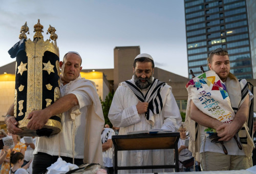 תפילה בכיכר החטופים (צילום: יח"צ)