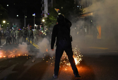 הפגנות מחוץ למטה ההגירה ICE באורגון ארה"ב (צילום: REUTERS/Carlos Barria)