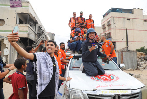 בעזה מציינים את הסכם הפסקת האש (צילום: REUTERS/Ebrahim Hajjaj)