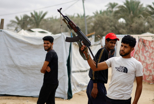 בעזה מציינים את הסכם הפסקת האש (צילום: REUTERS/Mahmoud Issa)