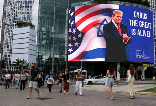הנשיא טראמפ במסכים של קניון עזריאלי (צילום: רויטרס)