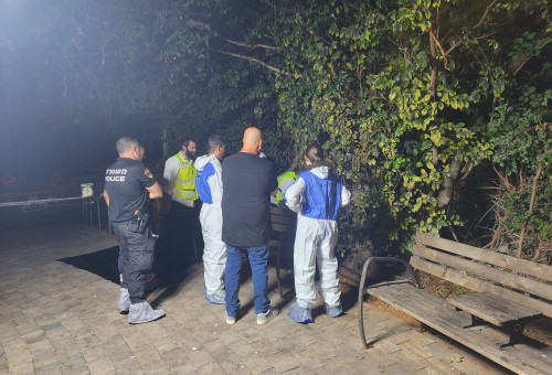 גופת אישה אותרה בגינה בתל אביב (צילום: דוברות המשטרה)