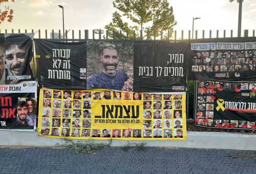 קיבוץ ניר עוז ממתינים לשובם של החטופים (צילום: פלד ארבלי)