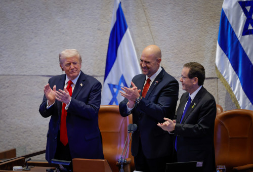 יצחק הרצוג, אמיר אוחנה ודונלד טראמפ במליאת הכנסת (צילום: נועם מושקוביץ, דוברות הכנסת)