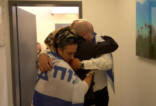 איתן מור נפגש עם הוריו, אפרת וצביקה (צילום: דובר צה"ל)