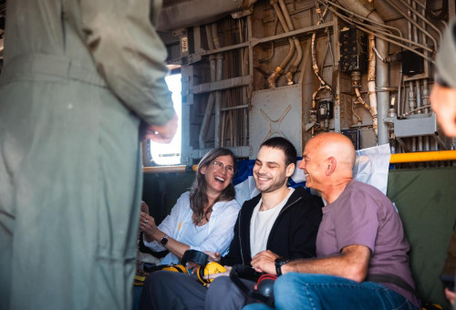 אלון אהל עם הוריו במסוק (צילום: דובר צה"ל)