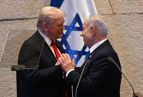 בנימין נתניהו ודונלד טראמפ במליאת הכנסת (צילום: אברהם בלוך)