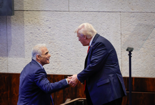 טראמפ ויאיר לפיד במליאת הכנסת (צילום: דוברות הכנסת, נועם מושקוביץ)