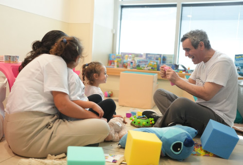 עמרי מירן עם אשתו ובנותיו (צילום: אלעד מלכה, לע"מ)