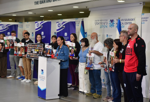 הצהרת משפחות החטופים באיכילוב (צילום: אבשלום ששוני)