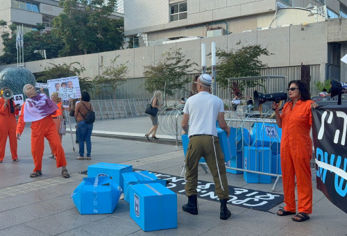 מפגינים מחוץ לעדות נתניהו (צילום: מאיה כהן)