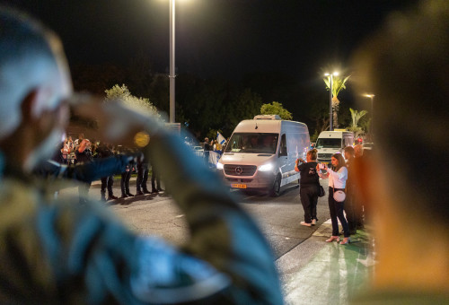 העברת ארונות החטופים החללים למכון לרפואה משפטית (צילום: דור פוזאלו)