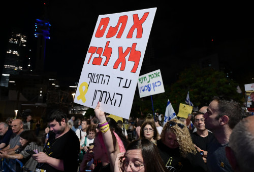 עצרת בכיכר החטופים: "עד החטוף האחרון" (צילום: אבשלום ששוני)