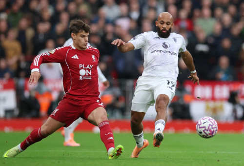 בריאן אמבומו שחקן מנצ'סטר יונייטד מול מילוש קרקז שחקן ליברפול (צילום: רויטרס)