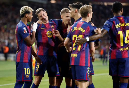 שחקני ברצלונה חוגגים עם רוברט לבנדובסקי (צילום: אימג'בנק  GettyImages, JOSEP LAGO/AFP)