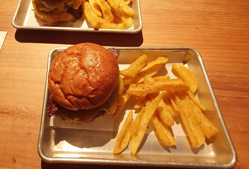 Hundred Burgers (צילום: רשתות חברתיות)
