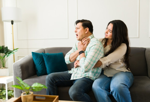 טיפול בחנק. מתחילים בטפיחות גב  (צילום: שאטרסטוק)