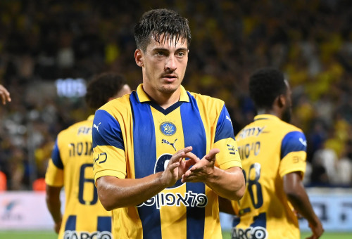 שחקן מכבי תל אביב יון ניקולאסקו (צילום: ברני ארדוב)