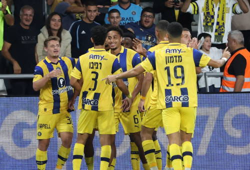 שחקני מכבי תל אביב חוגגים (צילום: דני מרון)