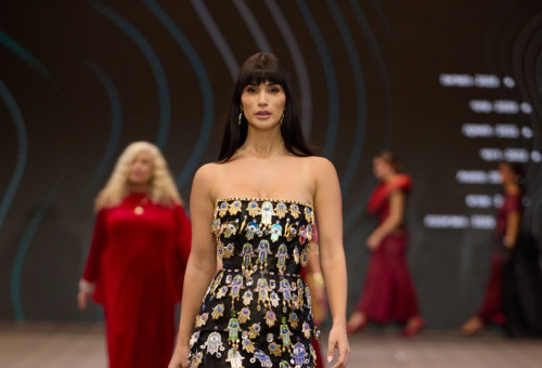 שיר אלמליח עם דגם של המעצב ירדן מרציאנו (צילום: עומרי רוזנגרט)