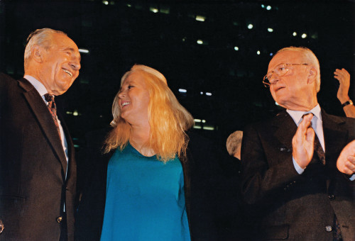 יצחק רבין שיר לשלום בעצרת בה נרצח (צילום: נעם וינד)