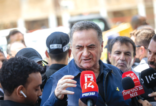 ישראל כ"ץ בזירת הנפילה בחולון 2025 (צילום: חיים גולדברג פלאש 90)