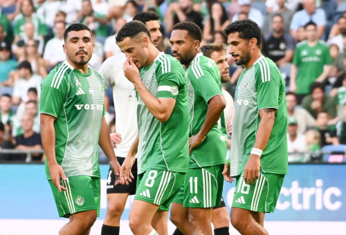 קני סייף, קנג'י גורה, דולב חזיזה, איתן אזולאי שחקני מכבי חיפה (צילום: ברני ארדוב)