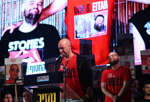 יאיר הורן בכיכר החטופים (צילום: ליאור רוטשטיין)