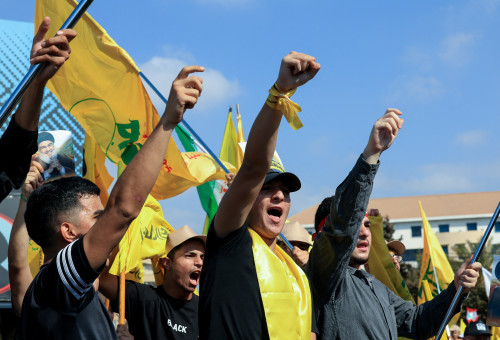 תומכי חיזבאללה (צילום: REUTERS/Mohamed Azakir)