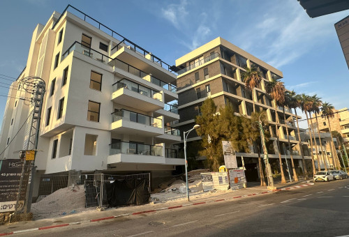 משקיעים נוהרים. בניין חדש בבת גלים (צילום: בתיה גלעדי)
