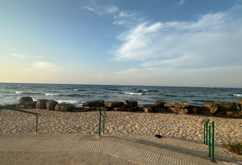 חוף הים בשכונת בת גלים (צילום: בתיה גלעדי)