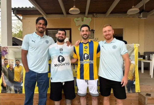 כמה מרגש. גלי וזיו ברמן עם דור פרץ ועידו שחר (צילום: אתר רשמי, מכבי תל אביב)