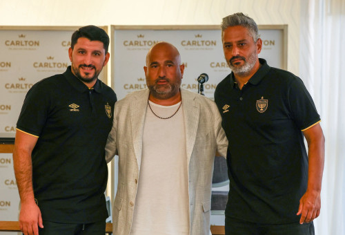 המאמן ברק יצחקי, הבעלים ברק אברמוב, המנהל המקצועי אלמוג כהן במסיבת העיתונאים של בית"ר ירושלים (צילום: דני מרון)