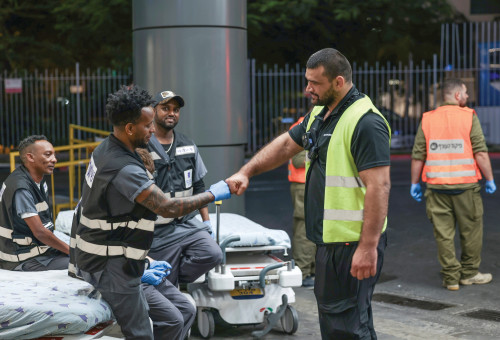 ג'ני ירושלמי, עובד במחלקת השינוע  וארצ׳י וולפמן (צילום: ג'ני ירושלמי, דוברות איכילוב)