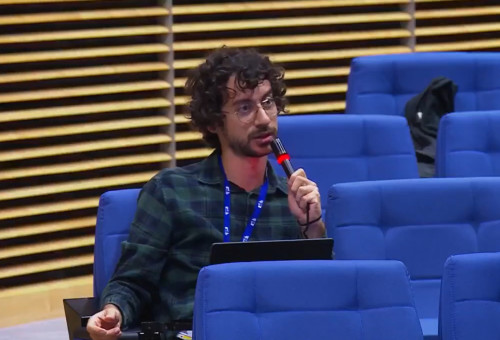 העיתונאי האיטלקי שפוטר (צילום: צילום מסך)