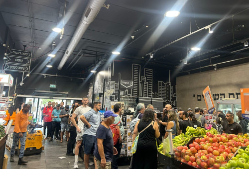 הישראלים נוהרים לקנות אייפון ברשתות השיווק והקניות (צילום: מאיה כהן)