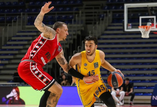 שחקן מכבי תל אביב תמיר בלאט ליד שחקן מונאקו דניאל תייס (צילום: אתר רשמי, דראגן טשיץ')