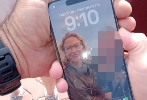מכשיר הטלפון של הפצ"רית לשעבר יפעת תומר-ירושלמי שנמצא בים (צילום: תמונה לפי סעיף 27א' לחוק זכויות יוצרים)