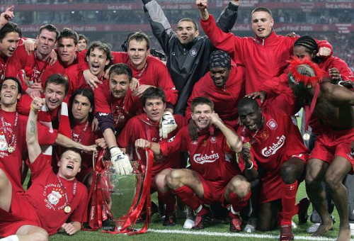 שחקני ליברפול עם גביע ליגת האלופות ב-2005 (צילום: Gettyimages)