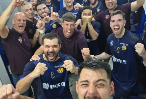 שחקני עירוני רחובות חוגגים (צילום: אתר רשמי, עירוני רחובות)