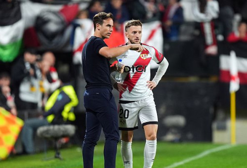 איוון באליו, מגן ראיו וייקאנו לצד מאמנו איניגו פרס (צילום: Gettyimages)